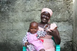 A picture of Aminata sitting with her daughter
