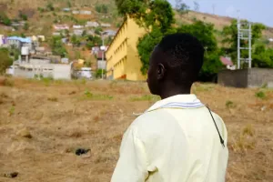 A picture of Hassan looking at Lakka with his back to the camera