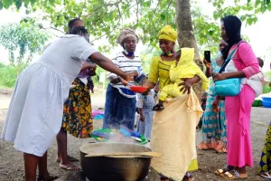 Mothers receiving Bennimix.