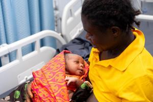 Sia Jimissa holds her newborn in the postoperative ward