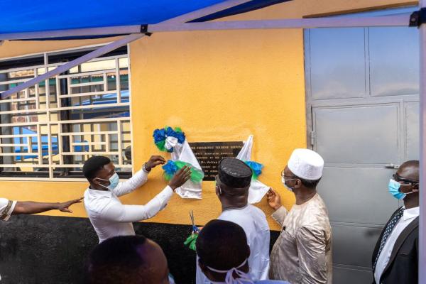 Minister of Health in Sierra Leone unveils plaque
