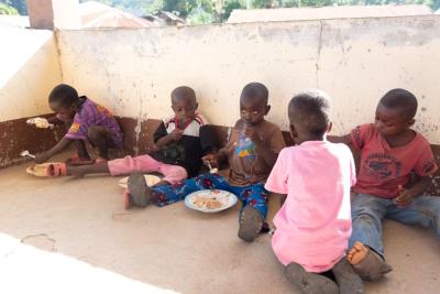 Kids eating food