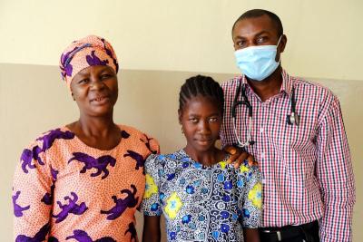 Gbonbor with her daughter and Dr. Ikechukwu Nnanna at Koidu Government Hospital