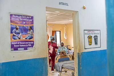 A nurse comforts a pregnant woman in pain
