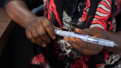 Dumaneh Kabba's hands holding a pen-like plastic instrument.
