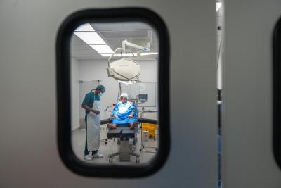 Dr. Moses Mugisha talks with Finda Boyah in an operating theatre
