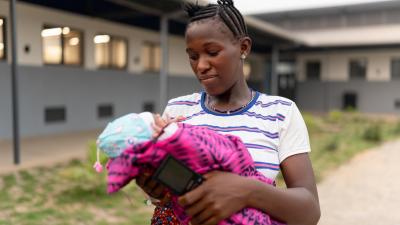 Fatmata Jalloh holds her newborn daughter outside